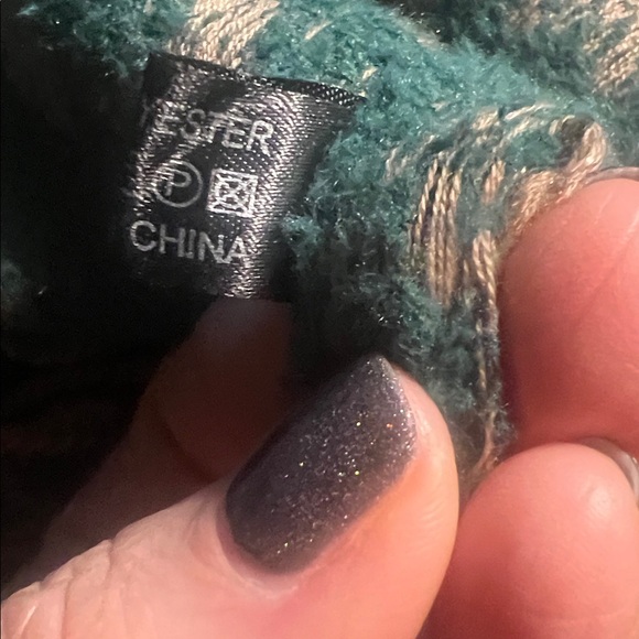 Elegant Green and Beige scarf New! - Picture 3 of 3